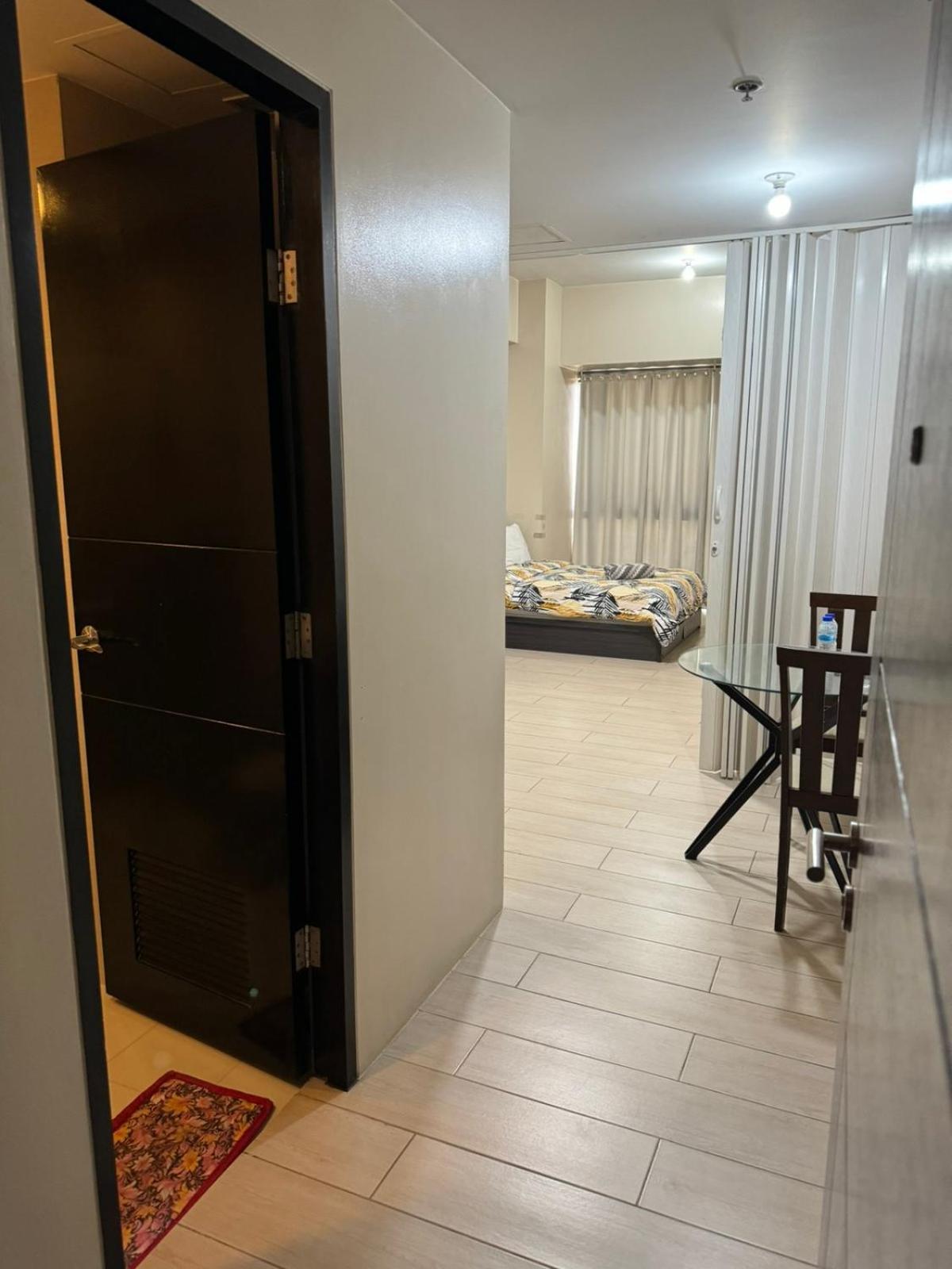 Henry'S Newport Condotel Pasay Exterior foto