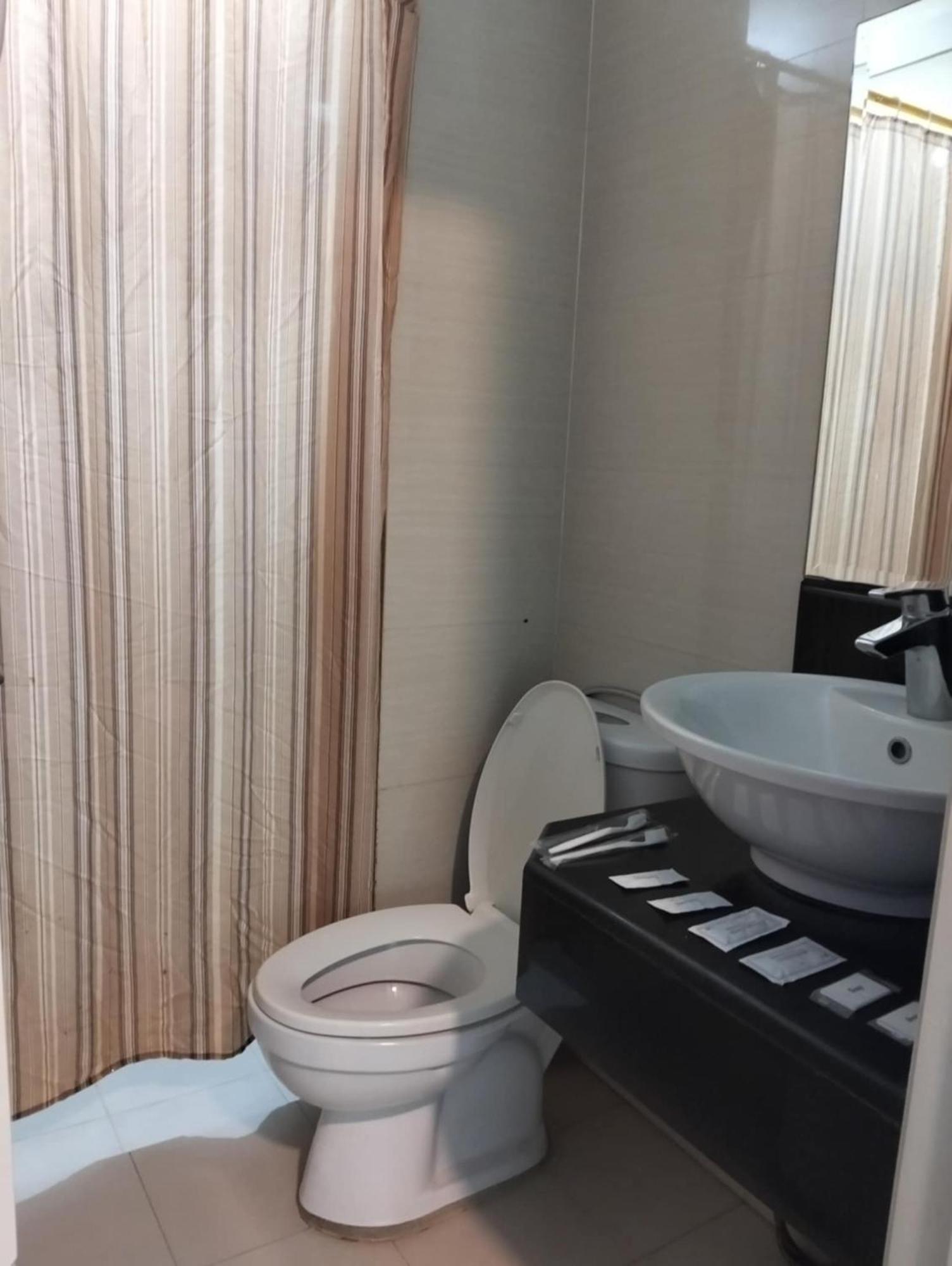 Henry'S Newport Condotel Pasay Exterior foto