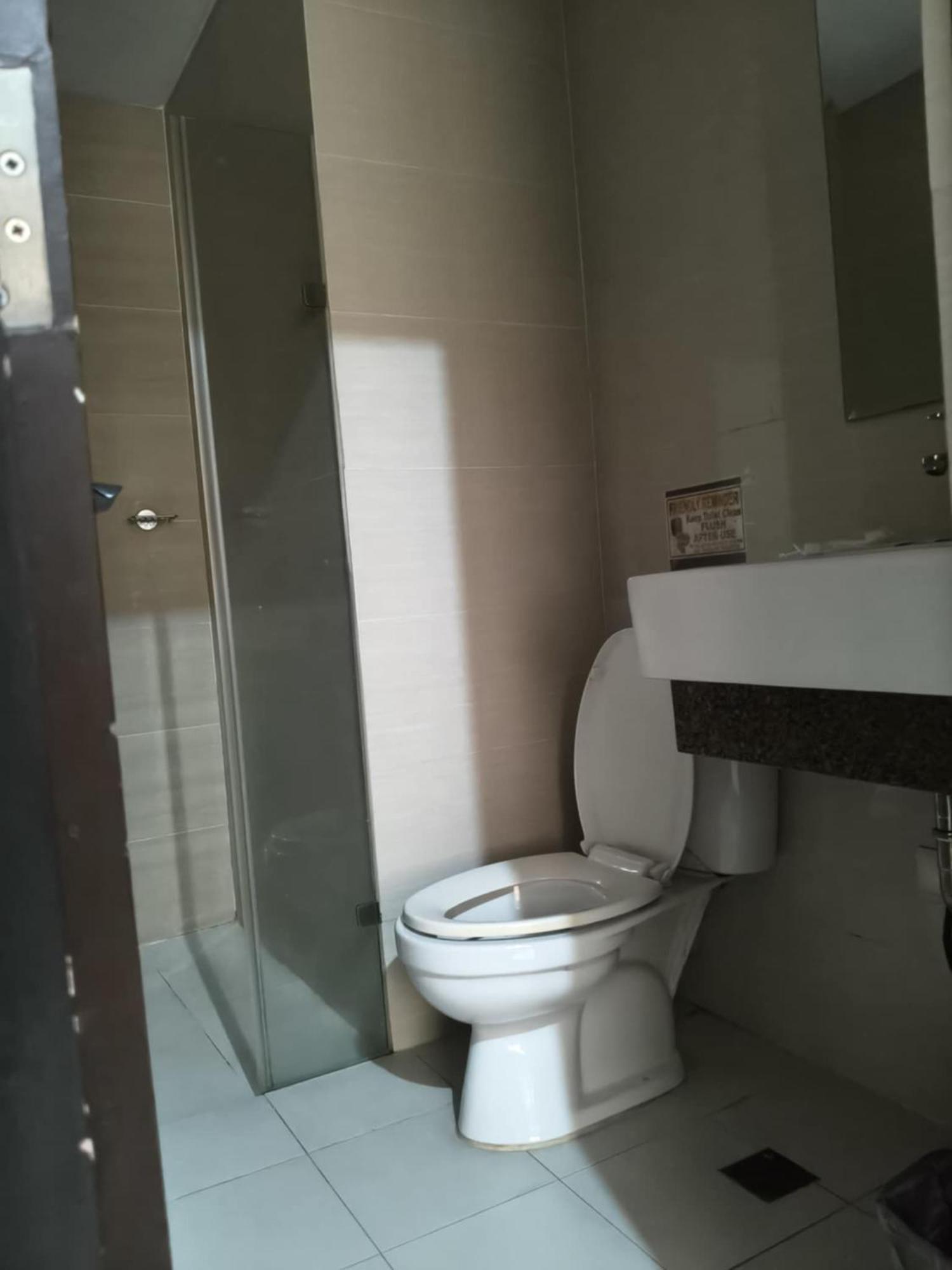 Henry'S Newport Condotel Pasay Exterior foto